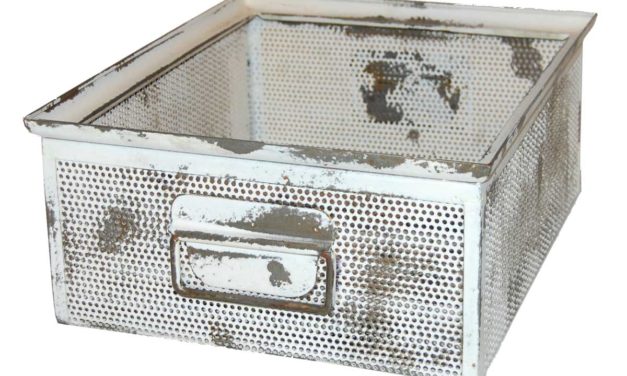 TRADEMARK LIVING Kasse i perforeret jern – antikhvid