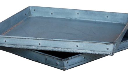 TRADEMARK LIVING Jernbakke med et rustikt look