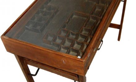 TRADEMARK LIVING Skøn konsolbord /disk m gl sættekasse