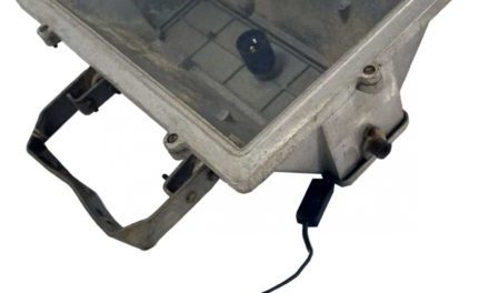 TRADEMARK LIVING Industrilampe – original gammel – jern med patina