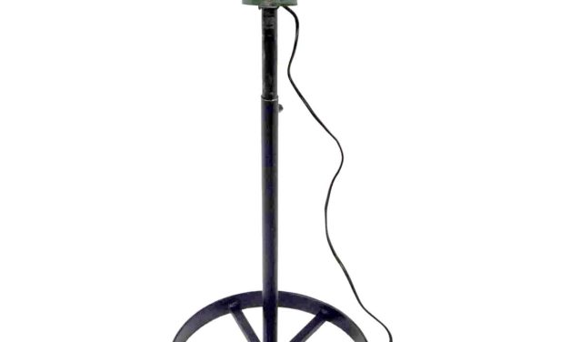 TRADEMARK LIVING Gulvlampe af gammel scooter – jern