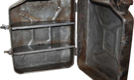 TRADEMARK LIVING Gammel benzindunk til vægskab