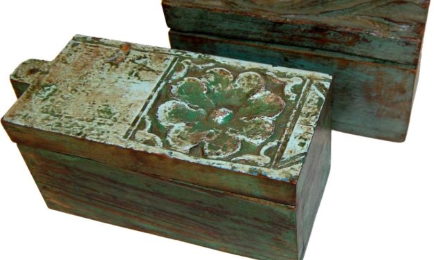 TRADEMARK LIVING Smuk trææske med udskæringer