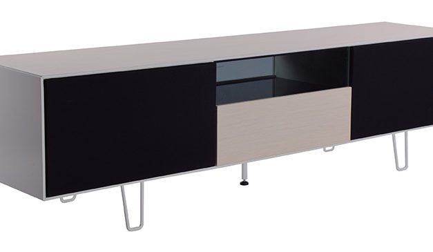 Leon TV-bord i eg – med sorte låger og glashylder