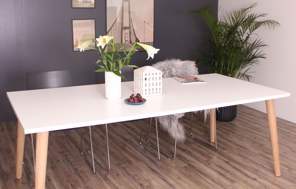 By Tika Sandefjord spisebord i flot massiv eg og laminat