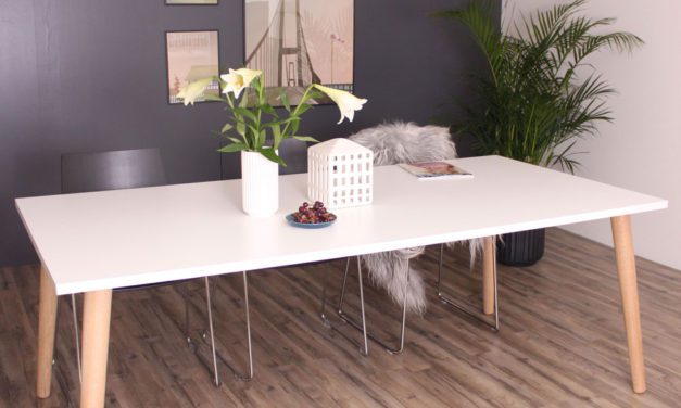 By Tika Sandefjord spisebord i flot massiv eg og laminat