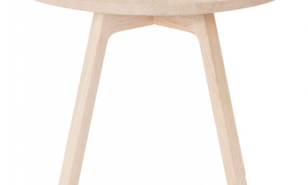 Lille rundt sofabord i massiv egetræ