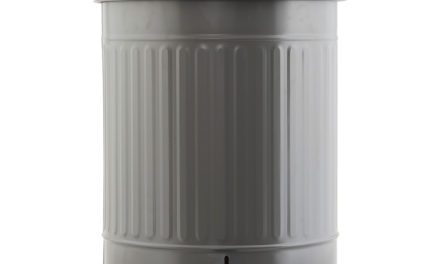 Pæn toiletspand med låg i armygrøn jern fra det kendte mærke House Doctor