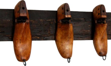 TRADEMARK LIVING Fine gl træsko-læster til knagerække – 3 kroge