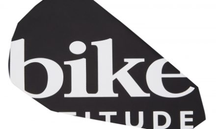 Bike Attitude sadelovertræk – Vandtæt regnovertræk – Sort/Hvid