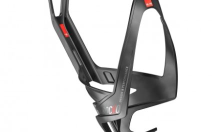 Elite Rocko Carbon – Flaskeholder – Med mat rød grafik